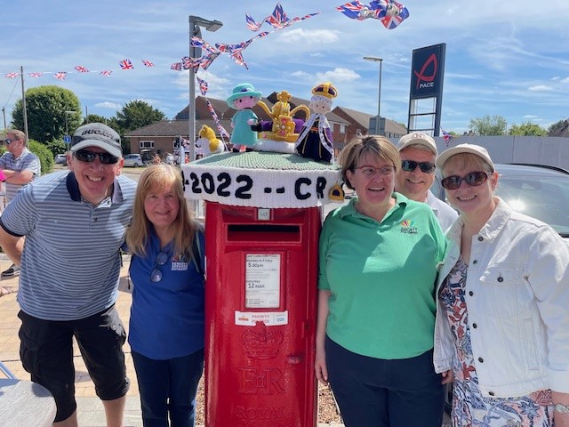 Fetcham Topper with Julie, Kim and CYPS Volunteers standing next to topper.